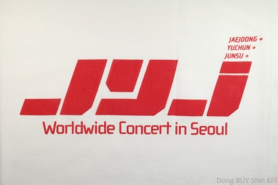 JYJ Worldwide Concert in Seoul white t-shirt red logo chest Jaejoong + Yuchun + Junsu